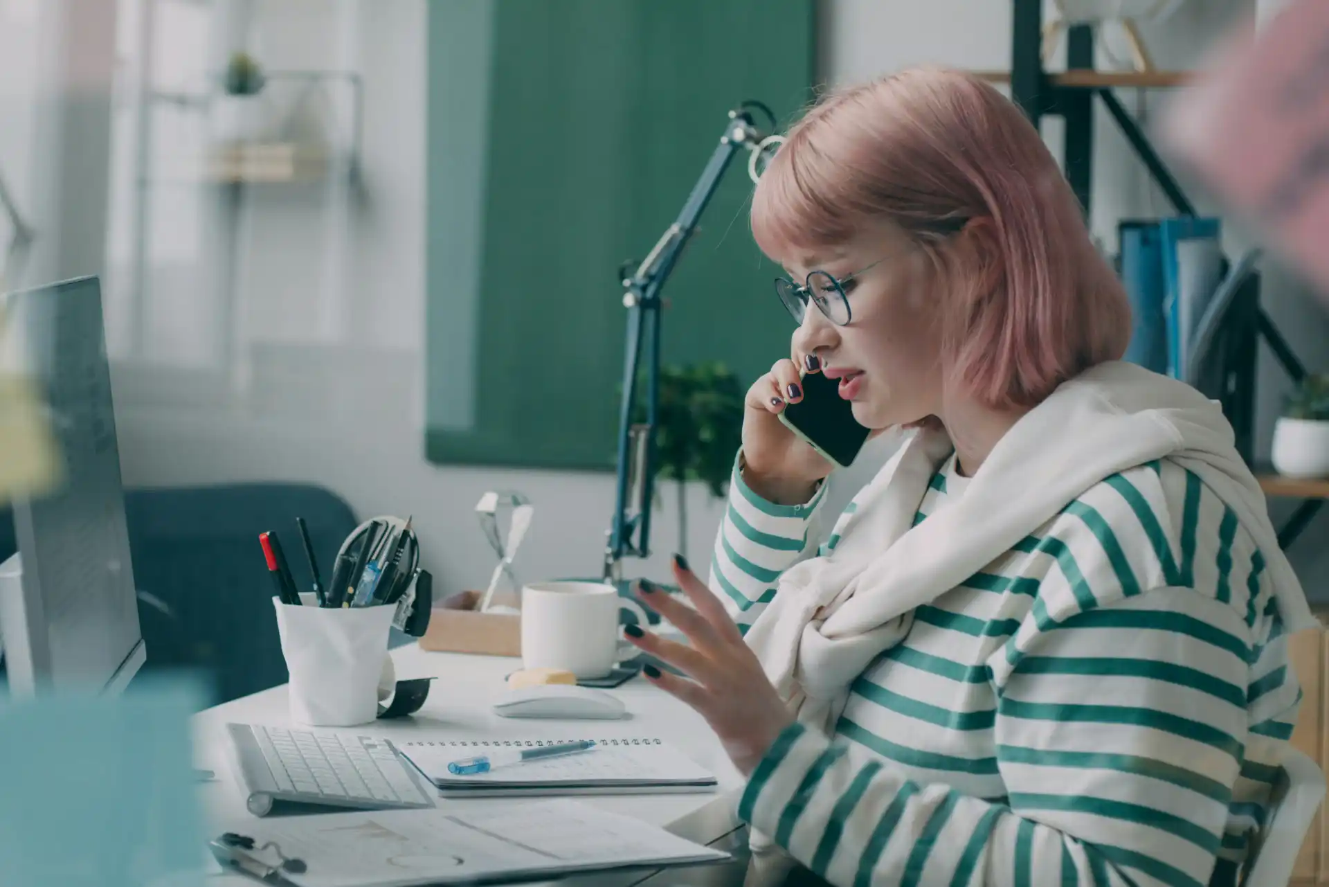 mujer en clase desde casa con ordenador
